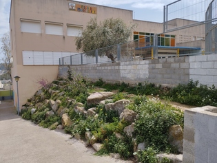 Condicionament de la rampa que dóna accès des del pàrquing de les Hortes a l'Institut del Cairat i l'Escola Montserrat  